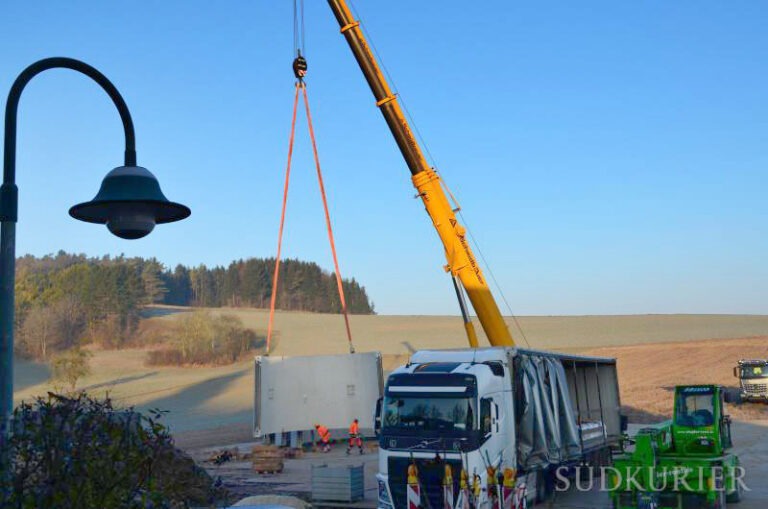 Montage des ersten Windkraft-Turms auf Verenafohren am Montag