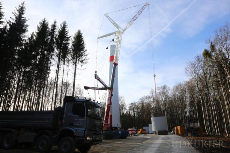 Erstes Windrad wächst im Wiechser Wald in die Höhe