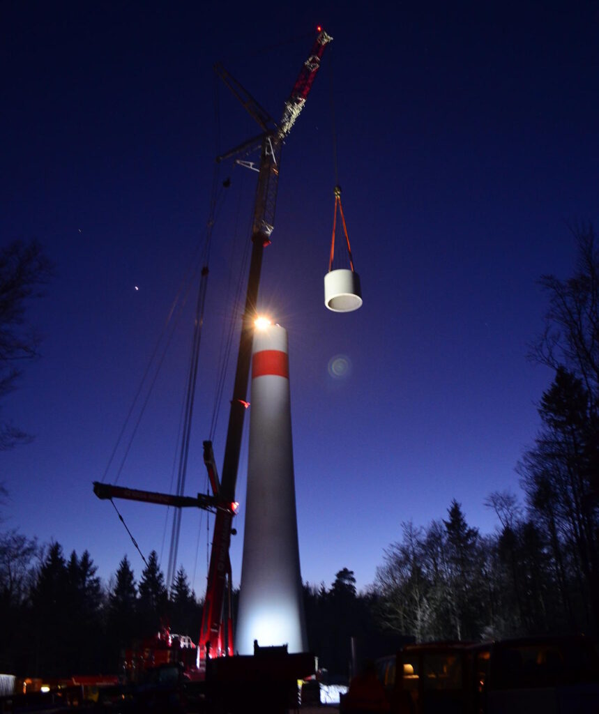 Spektakulär war der Bau der drei Windräder in Wiechs am Randen ab Sommer 2016. Auch nachts wurden Betonteile angeliefert und montiert. Archiv-Bild: Franz Bollin | Bild: Franz Bollin