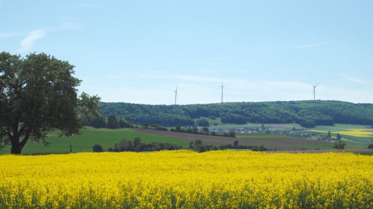 Windkraftanlagen werden mit Technik für Schattenwurf-Kontrolle und Eiserkennung ausgestattet